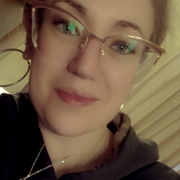 Meet your Posher, Tara - Picture 2 of 3